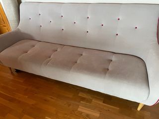 Sofá de tela gris con detalles rojas