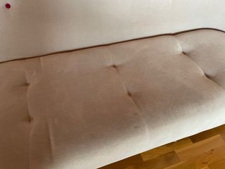 Sofá de tela gris con detalles rojas