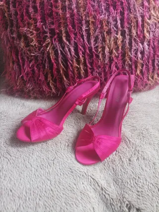 Sandalias de tacón fino puestas una vez