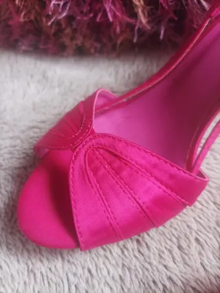 Sandalias de tacón fino puestas una vez