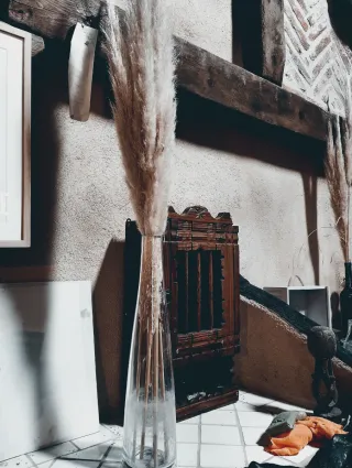 Jarrón decorativo de cristal y madera