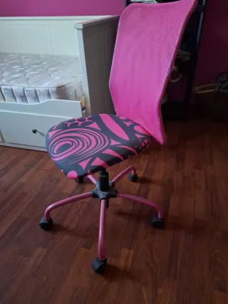 Silla de escritorio rosa con estampado