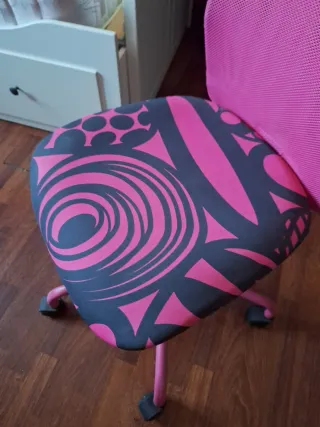 Silla de escritorio rosa con estampado