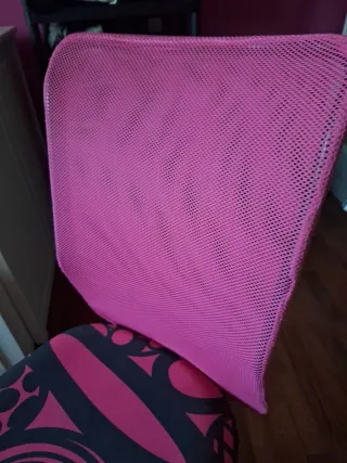 Silla de escritorio rosa con estampado