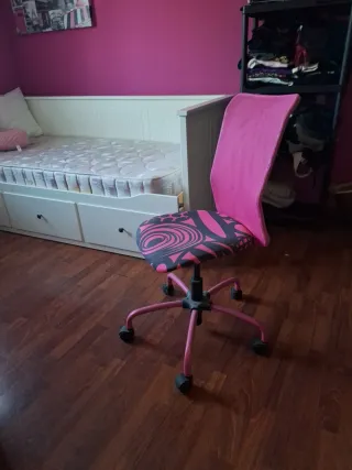 Silla de escritorio rosa con estampado