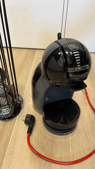 Cafetera Nescafé Dolce Gusto  + guarda capsulas