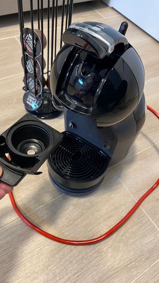 Cafetera Nescafé Dolce Gusto  + guarda capsulas