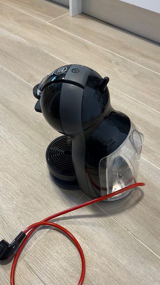 Cafetera Nescafé Dolce Gusto  + guarda capsulas