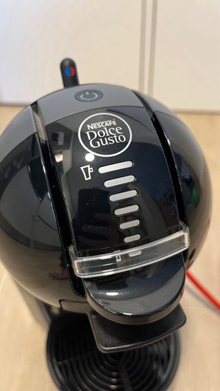 Cafetera Nescafé Dolce Gusto  + guarda capsulas