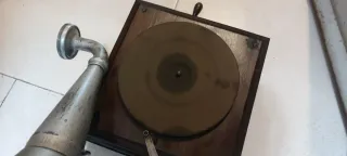 Gramófono antiguo con bocina