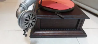 Gramófono antiguo con bocina