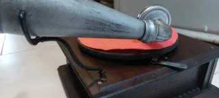 Gramófono antiguo con bocina