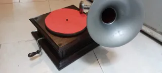 Gramófono antiguo con bocina