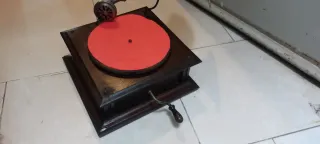 Gramófono antiguo con bocina