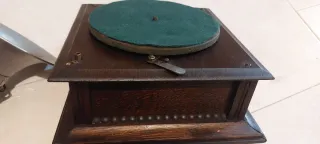 Gramófono antiguo con bocina