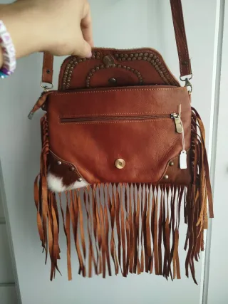 Bolso de piel con flecos y tachuelas