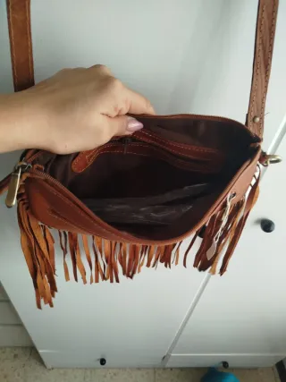 Bolso de piel con flecos y tachuelas