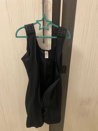 Faja postquirúrgica con corchetes