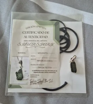 Colgante de plata y moldavita