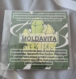 Colgante de plata y moldavita