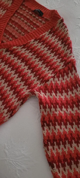 Chaqueta Stradivarius Zigzag Roja y Beige