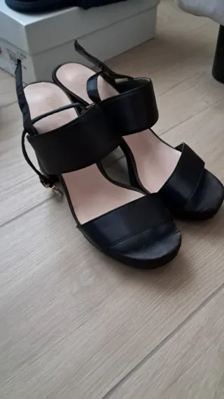Sandali neri con tacco