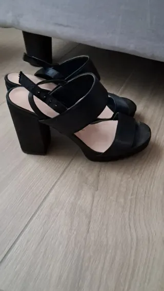 Sandali neri con tacco