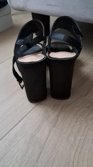 Sandali neri con tacco