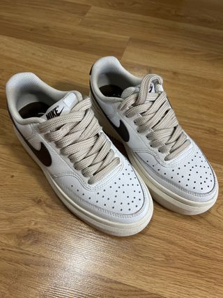 Zapatillas Nike Blancas y Marrones