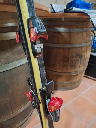 Esquís y bastones de esquí A recoger en Tarrassa