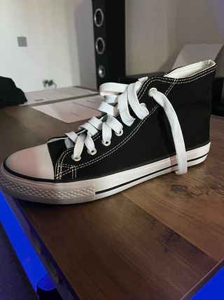 Zapatillas altas negras y blancas