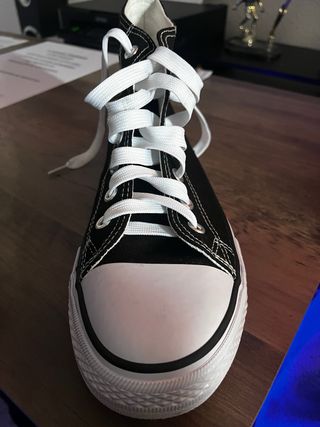 Zapatillas altas negras y blancas