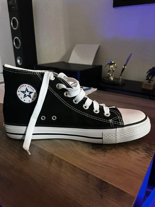 Zapatillas altas negras y blancas