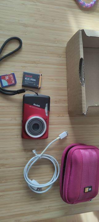 Cámara Kodak KLIC-7006 Roja