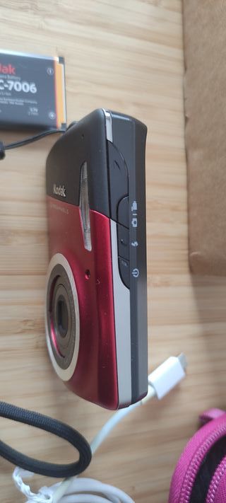 Cámara Kodak KLIC-7006 Roja