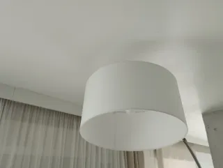 Lámpara de pie moderna extensible con pantalla