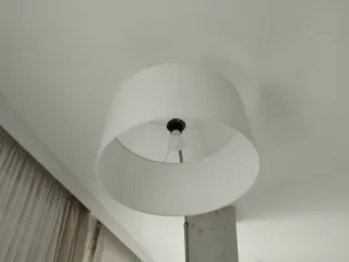 Lámpara de pie moderna extensible con pantalla