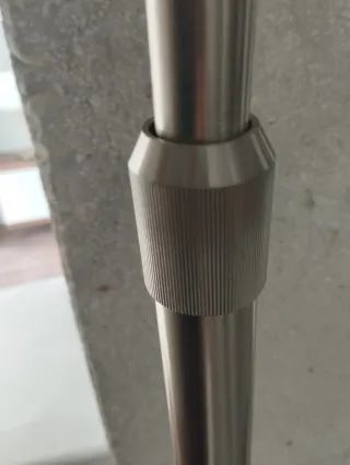 Lámpara de pie moderna extensible con pantalla