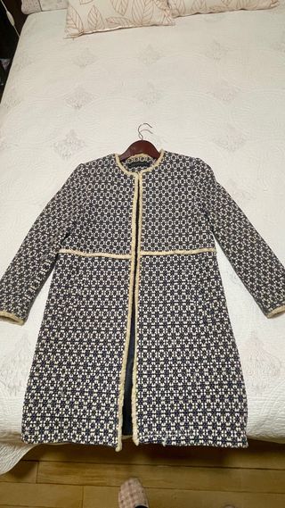 Chaqueta larga geométrica