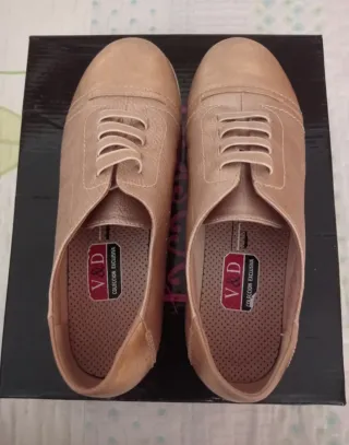 Zapatillas doradas y rosadas