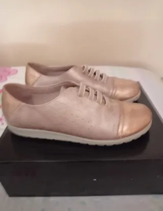 Zapatillas doradas y rosadas