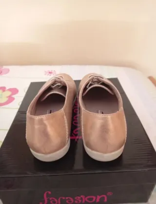 Zapatillas doradas y rosadas
