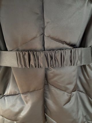 Abrigo acolchado negro con cuello de pelo