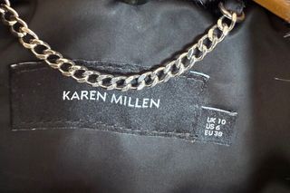 Abrigo acolchado negro con cuello de pelo