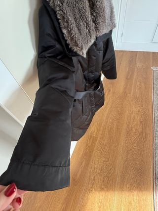 Abrigo acolchado negro con cuello de pelo