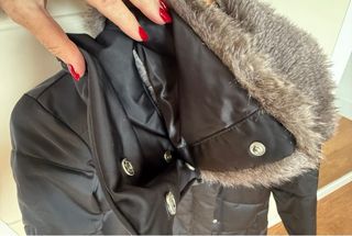 Abrigo acolchado negro con cuello de pelo