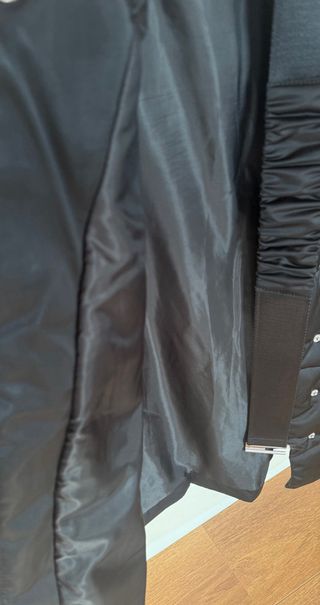 Abrigo acolchado negro con cuello de pelo