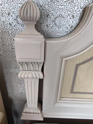 Cabecero de madera beige y blanco