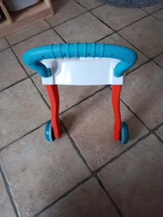 Andador infantil con actividades