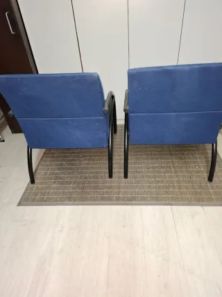 Sillones de oficina azules y negros